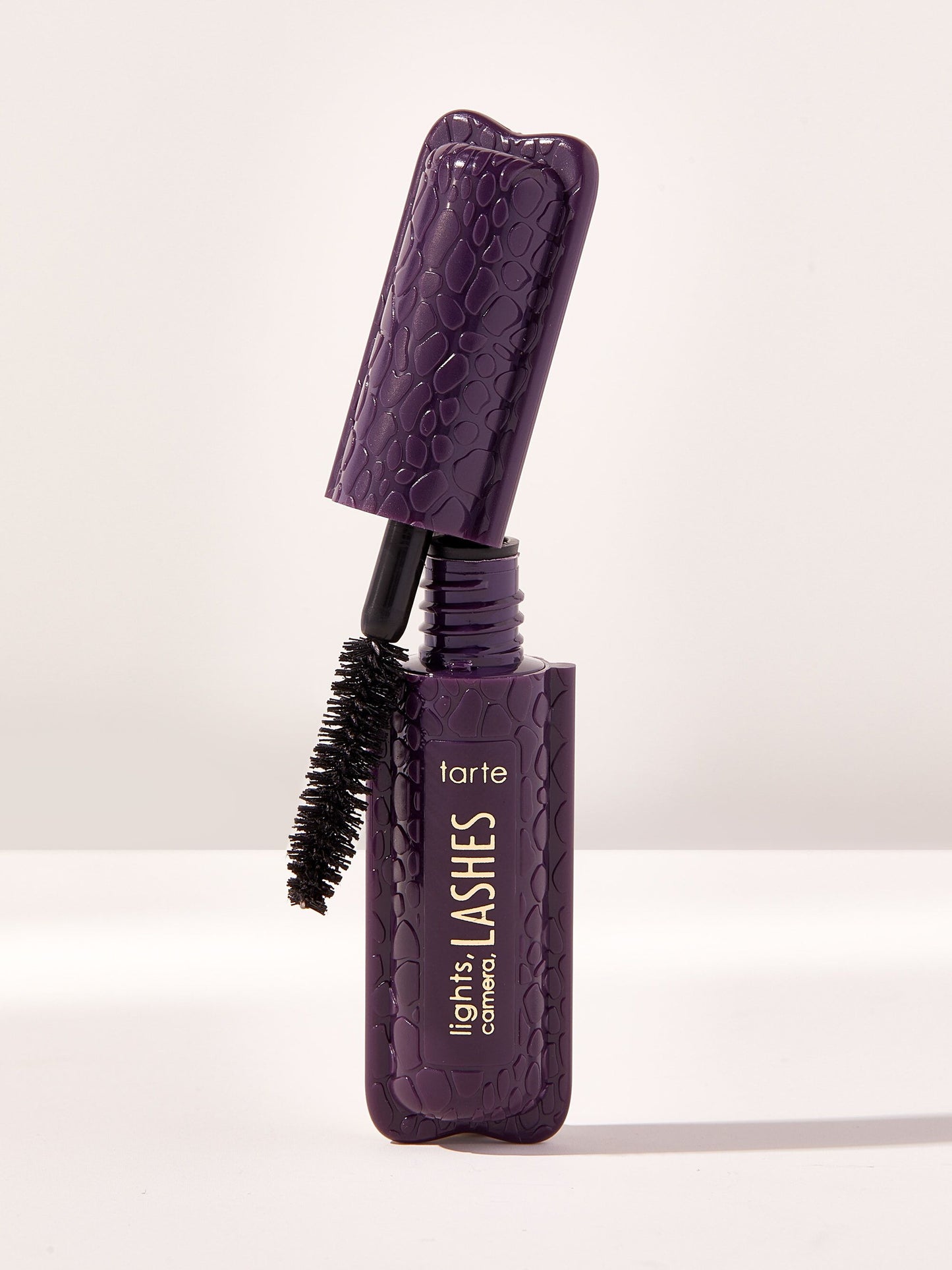 deluxe lights, camera, lashesâ„¢ 4-in-1 mascara image number 1