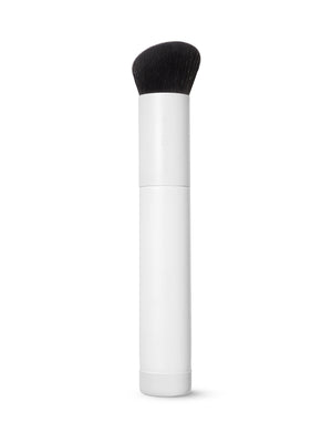 Pincel de maquilhagem com cabeça de cerdas pretas sobre um fundo branco