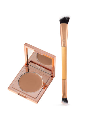 Tarte-Make-up-Dose mit Pinsel auf weißem Hintergrund