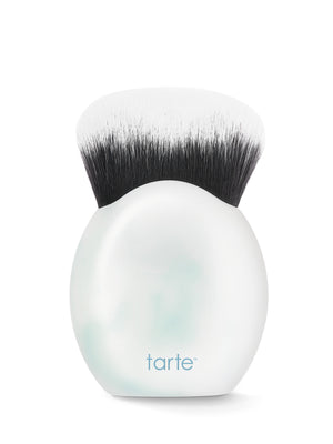 Make-up-Pinsel mit schwarzen Borsten an einem weißen, kugelförmigen Griff mit dem „tarte“-Logo.