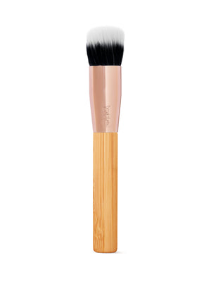 Make-up-Pinsel mit Holzgriff und schwarzen Borsten auf weißem Hintergrund