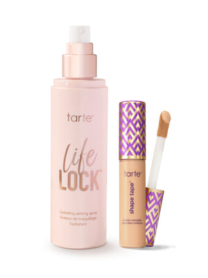 Produtos de maquilhagem da Tarte, incluindo um spray fixador e um batom « shape tape », num fundo branco
