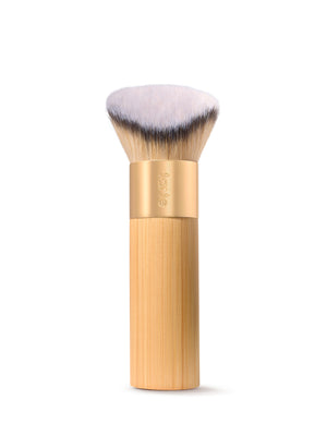 Pincel de maquillaje con mango de madera y cerdas blancas sobre un fondo blanco
