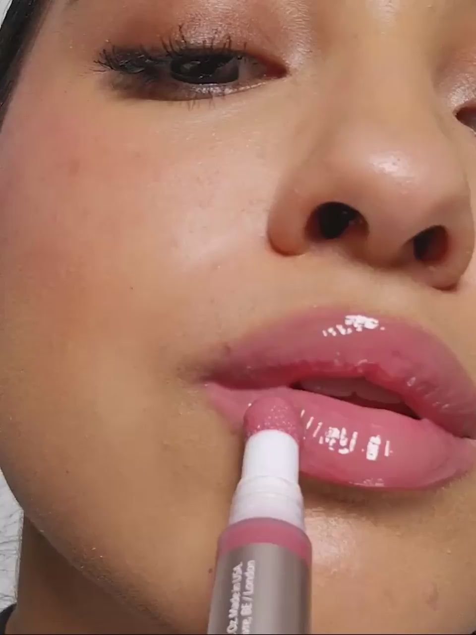 maracuja_juicy_plumping_lip_oil_mixed_berries_sydney_ugc_ap_675x898 (720p).mp4