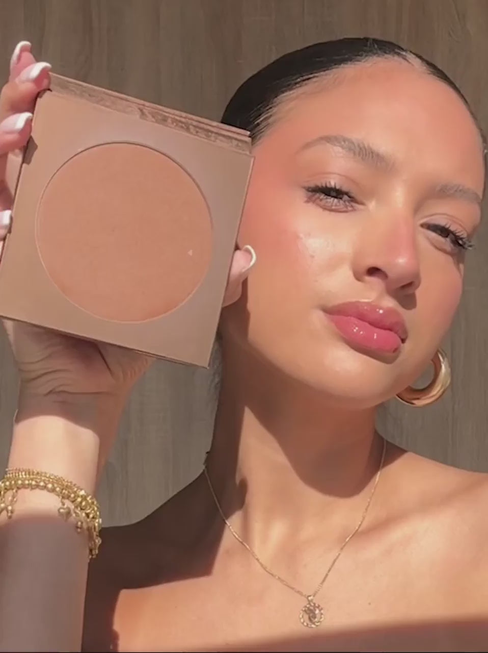 pap_matte_bronzer_ugc_miya_autoplay_675x898_v1 (720p).mp4