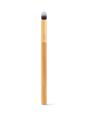 Make-up-Pinsel mit Holzgriff auf weißem Hintergrund