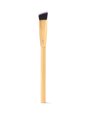 Pinceau de maquillage avec manche en bois et tête à poils noirs sur fond blanc