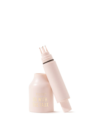 Rosa Make-up-Produkt mit Schriftzug auf weißem Hintergrund