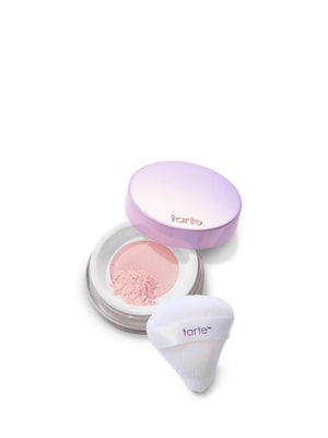 Produit cosmétique Tarte avec de la poudre rose et un applicateur blanc sur fond blanc