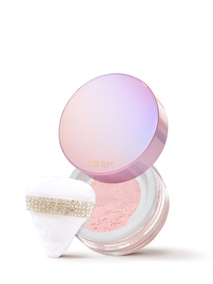 Confezione regalo compatta a strisce di Tarte; il coperchio della confezione è aperto e mostra la cipria scintillante e un soffice piumino bianco accanto alla confezione su uno sfondo bianco. Testo: tarte