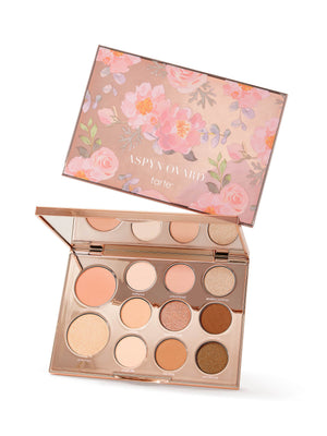 Palette de maquillage avec un motif floral sur le couvercle, portant la marque « Tarte ».