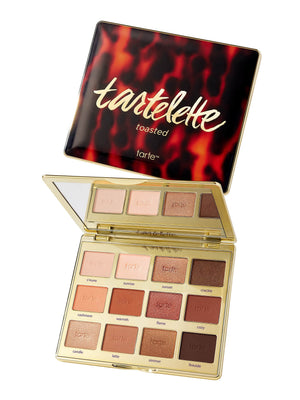 Paleta de machiaj „Tartelette”, prăjită, cu capacul deschis, prezentând mostre de culori pe un fundal alb