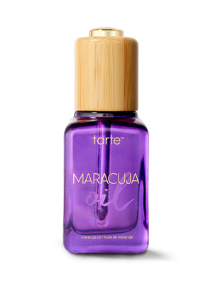 Tarte-Maracuja-Ölflasche mit Holzverschluss vor weißem Hintergrund