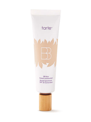 Tube de BB crème Tarte sur fond blanc