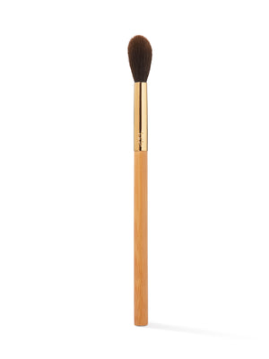 Pennello da trucco con setole marroni e ghiera “ gold ” su sfondo bianco