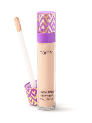 Το glow wand « shape tape » της Tarte με μωβ και « gold » συσκευασία σε λευκό φόντο