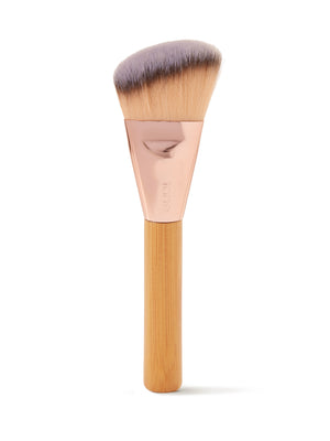 Make-upkwast met houten handvat en grijze haren op een witte achtergrond