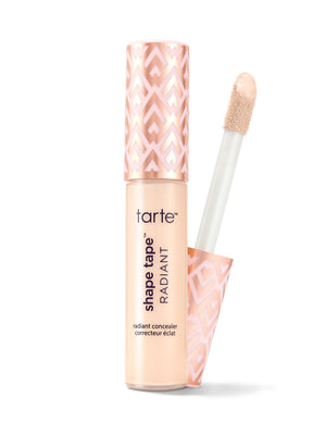 Το κονσίλερ « shape tape » της Tarte με λαμπερό αποτέλεσμα και απλικατέρ, σε λευκό φόντο
