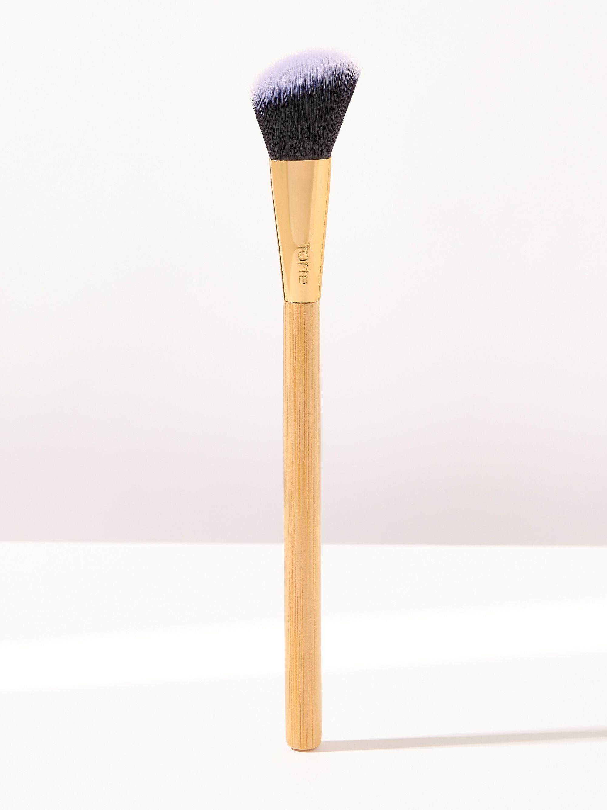 angled light coverage concealer brush image number null